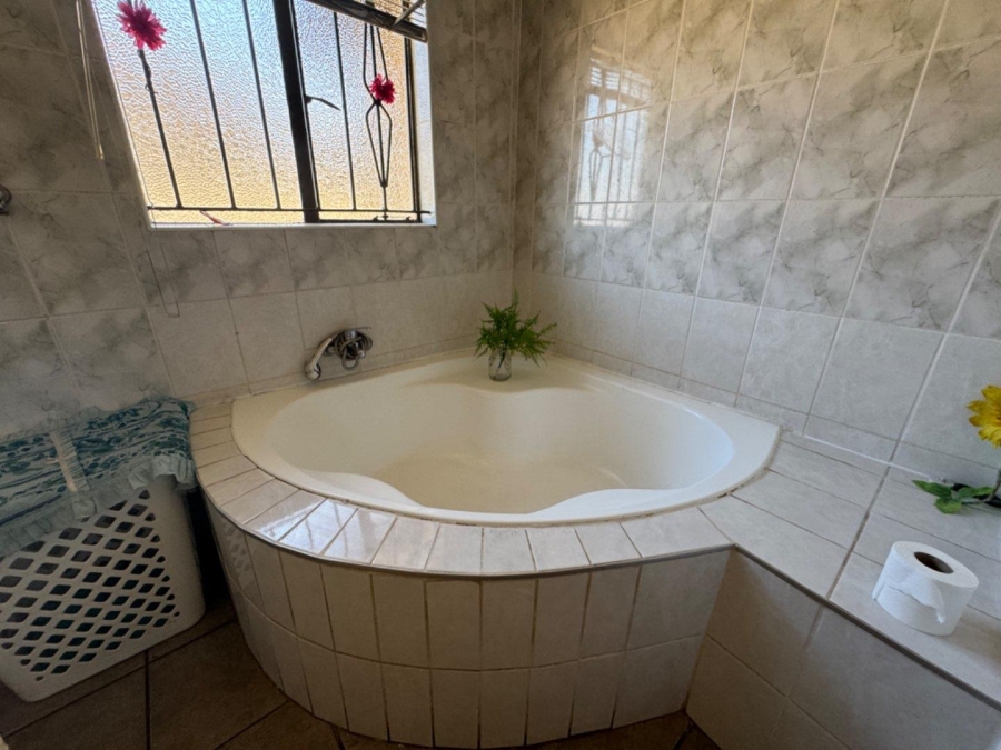 4 Bedroom Property for Sale in Meredale Gauteng