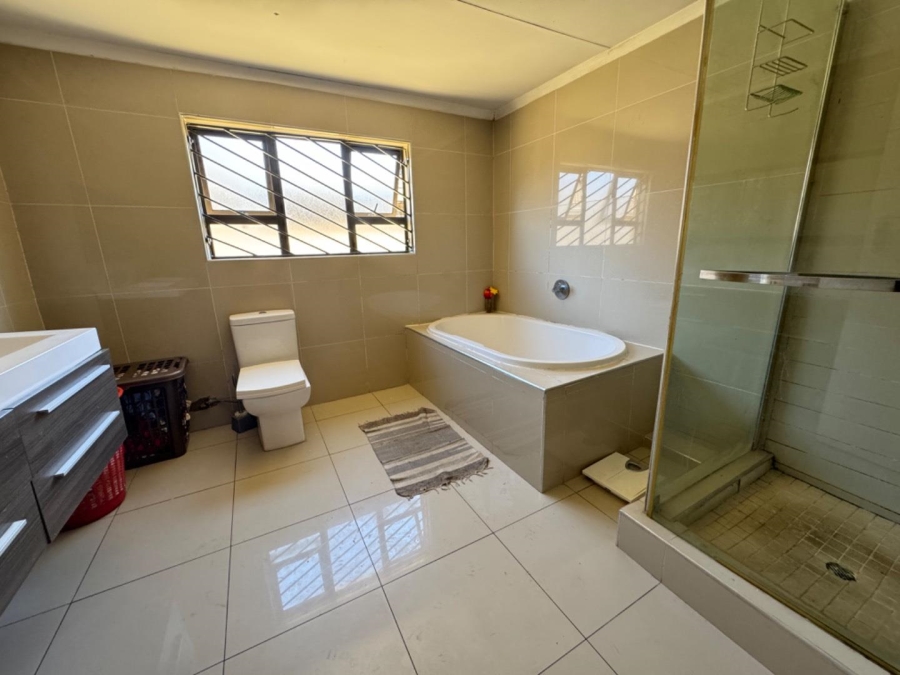 4 Bedroom Property for Sale in Meredale Gauteng