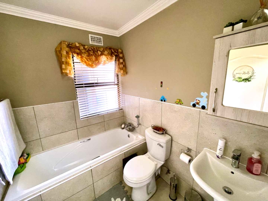 3 Bedroom Property for Sale in Rooihuiskraal North Gauteng