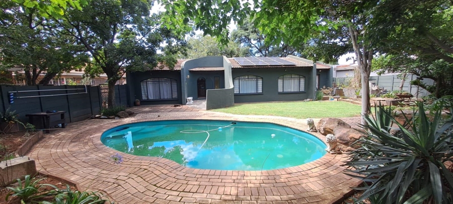 To Let 3 Bedroom Property for Rent in Brackendowns Gauteng