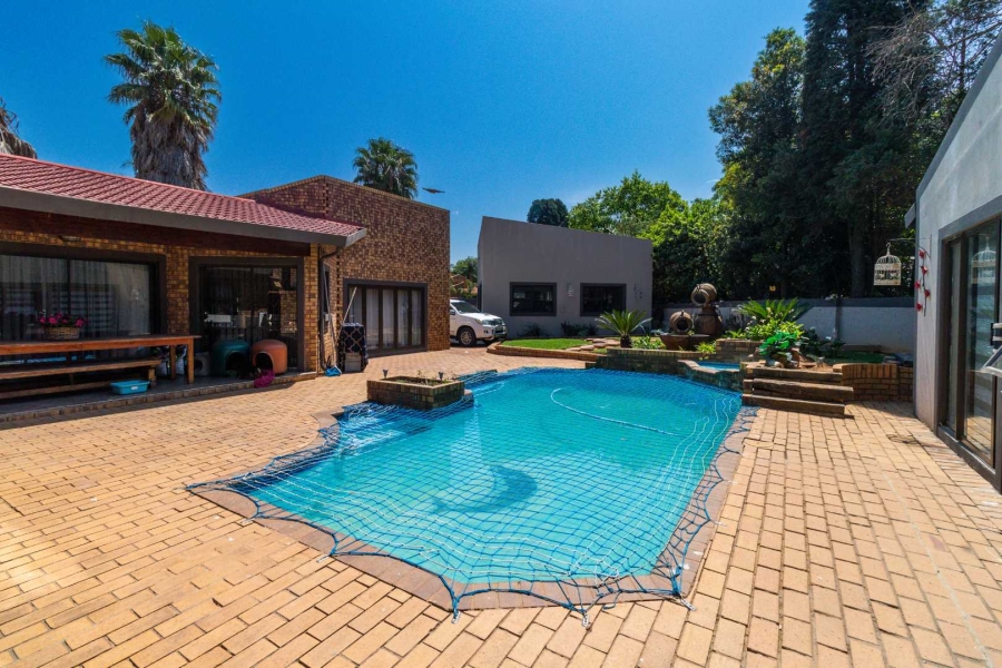 5 Bedroom Property for Sale in Lakefield Gauteng