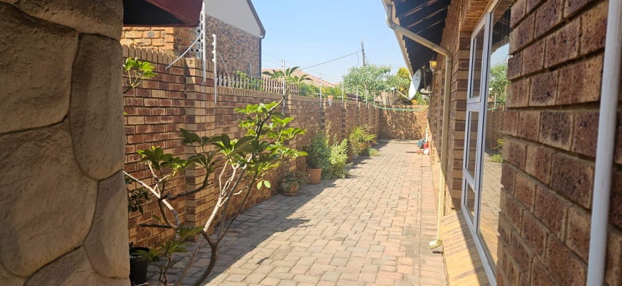 3 Bedroom Property for Sale in New Redruth Gauteng