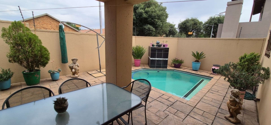 3 Bedroom Property for Sale in New Redruth Gauteng