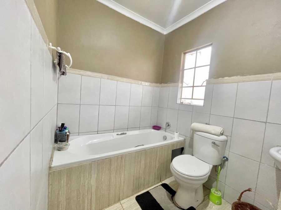 1 Bedroom Property for Sale in Kew Gauteng