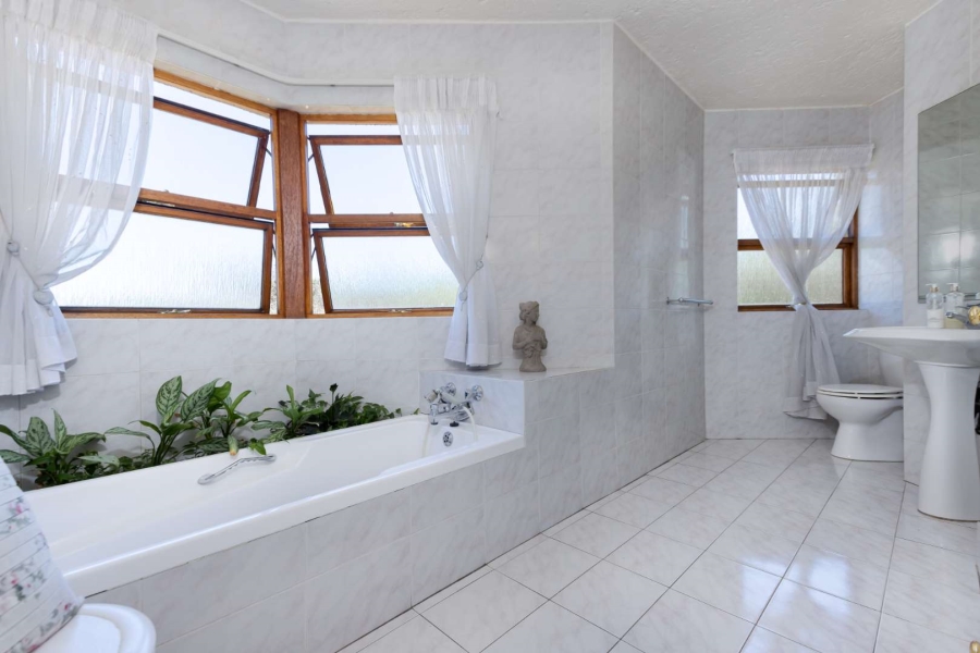 5 Bedroom Property for Sale in Lonehill Gauteng