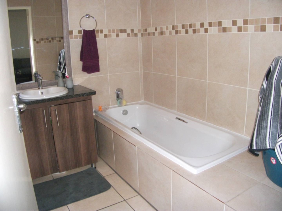 2 Bedroom Property for Sale in Mulbarton Gauteng