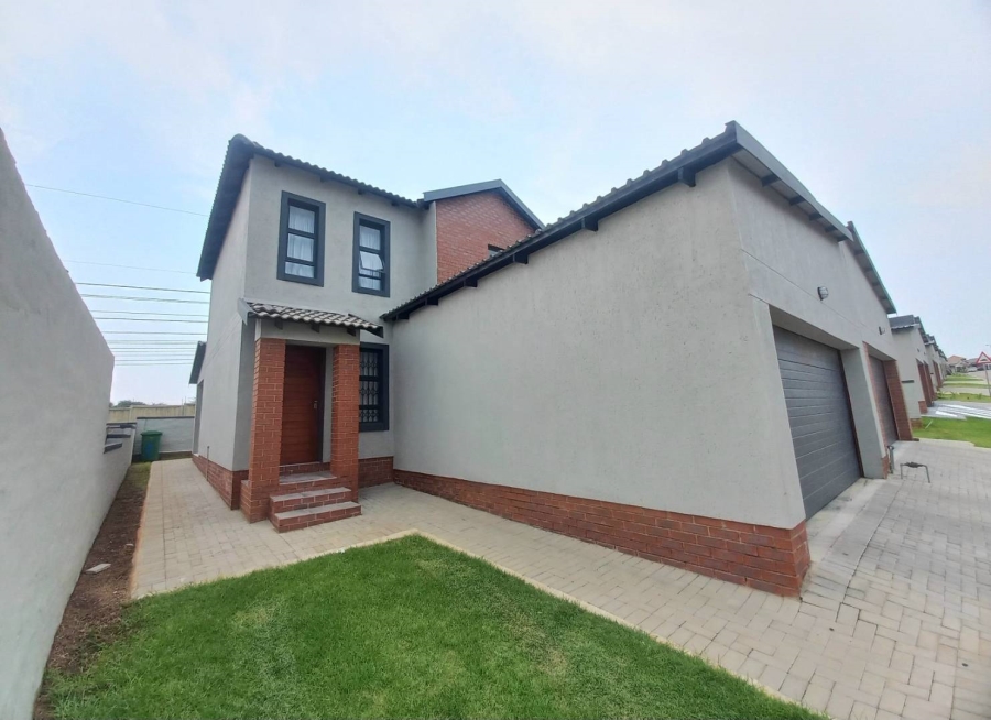 3 Bedroom Property for Sale in Kosmosdal Gauteng
