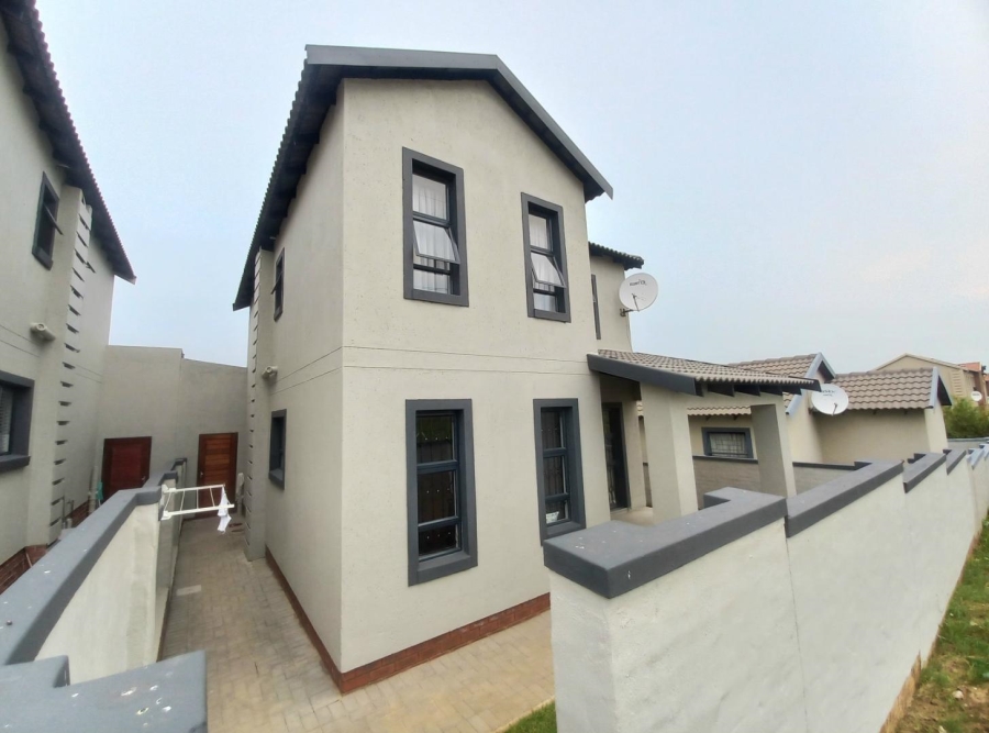 3 Bedroom Property for Sale in Kosmosdal Gauteng