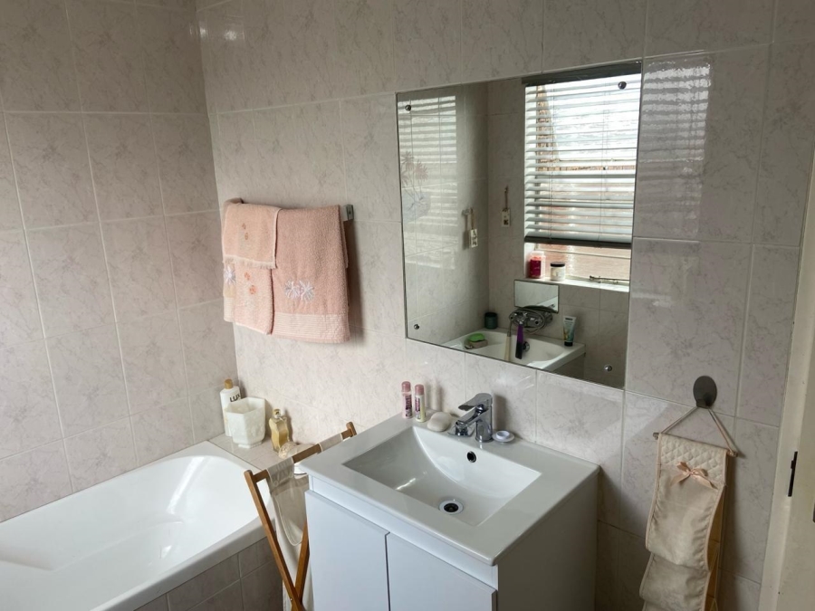 2 Bedroom Property for Sale in Oakdene Gauteng