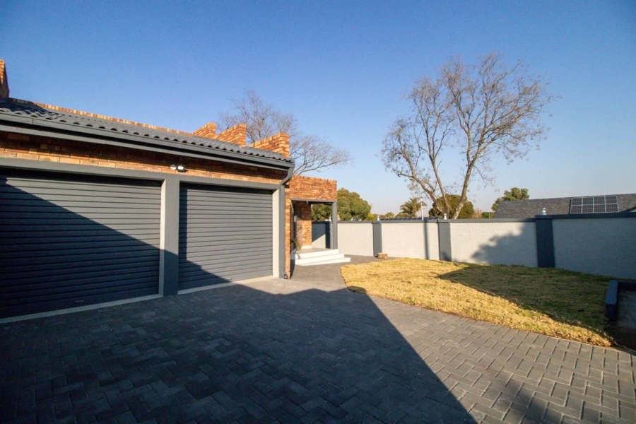 6 Bedroom Property for Sale in New Redruth Gauteng