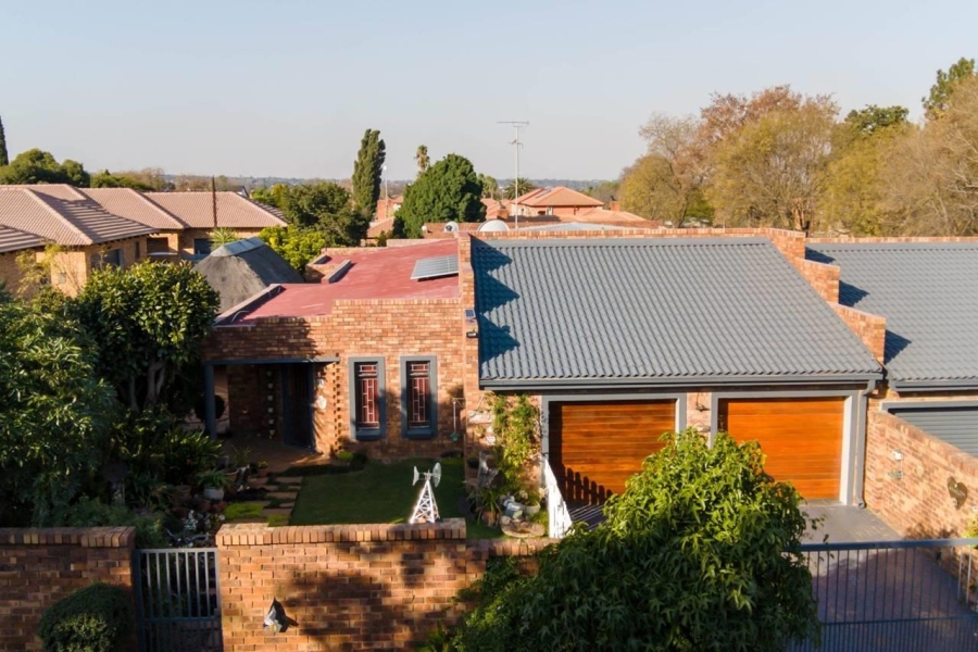 6 Bedroom Property for Sale in New Redruth Gauteng