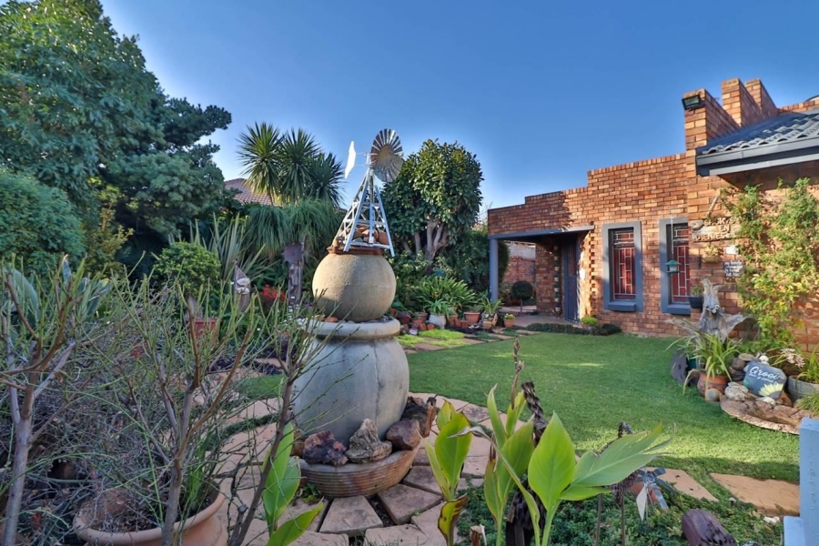 6 Bedroom Property for Sale in New Redruth Gauteng