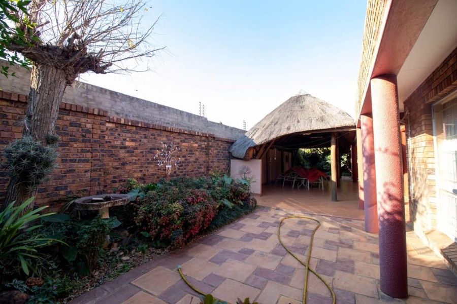 6 Bedroom Property for Sale in New Redruth Gauteng