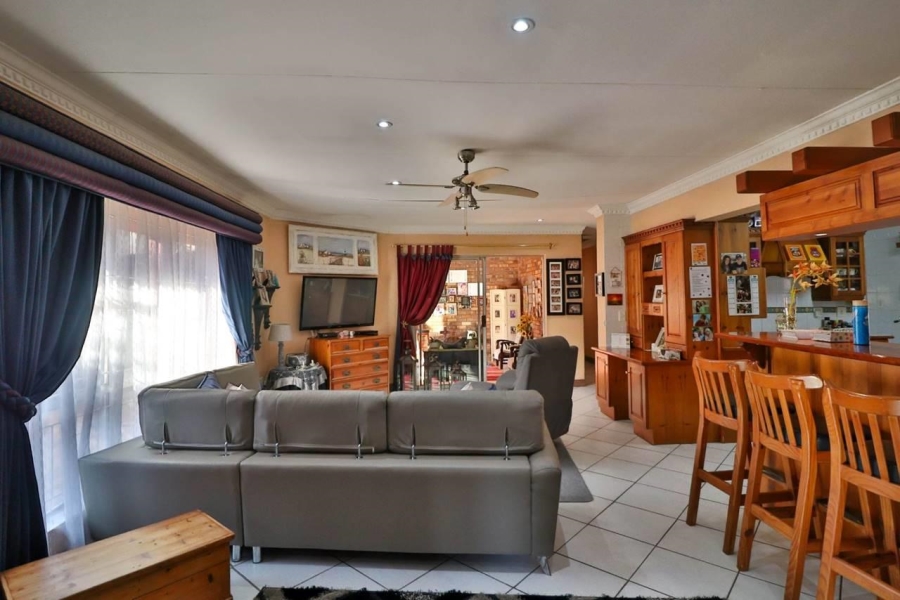 6 Bedroom Property for Sale in New Redruth Gauteng