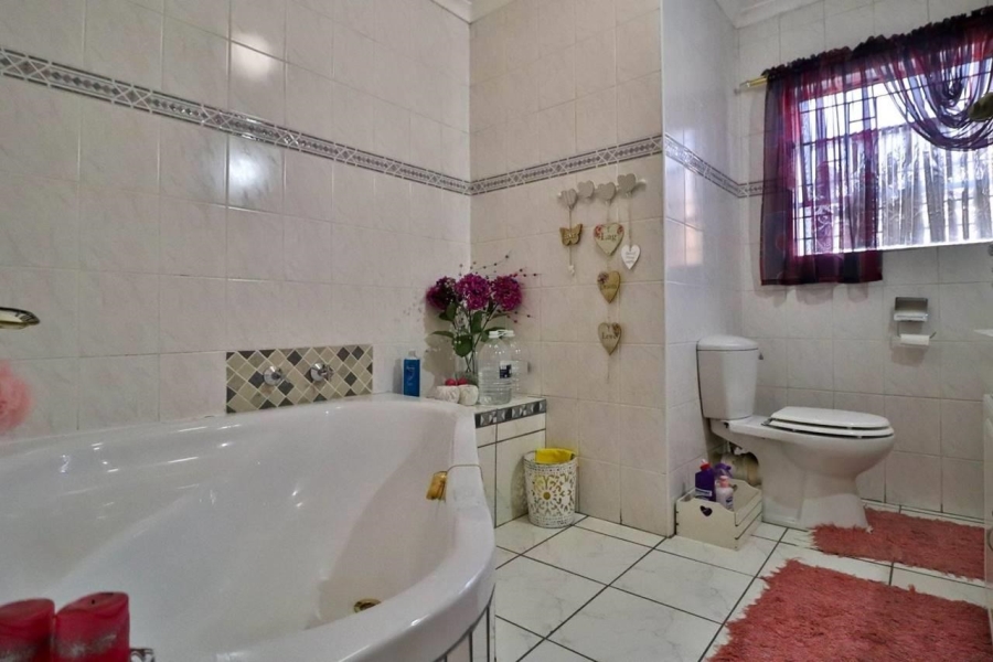 6 Bedroom Property for Sale in New Redruth Gauteng