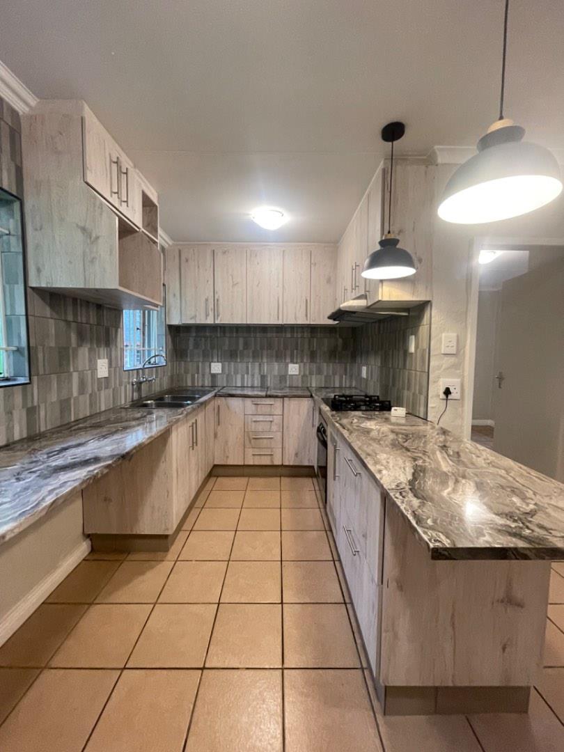 To Let 1 Bedroom Property for Rent in Erasmuskloof Gauteng