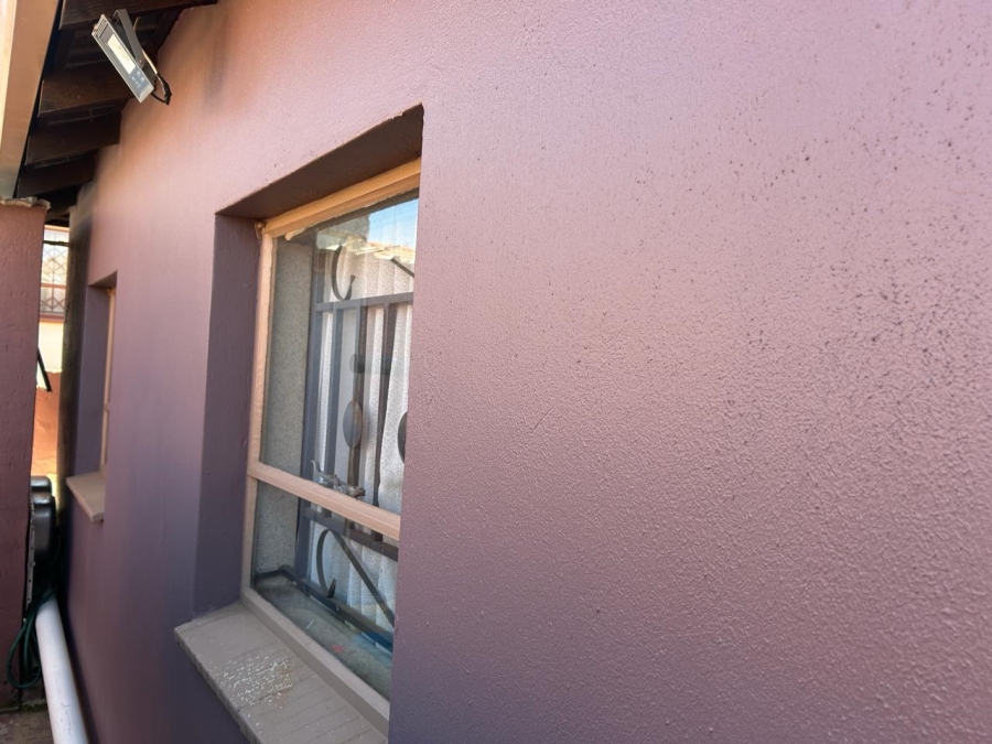 2 Bedroom Property for Sale in Clayville Gauteng