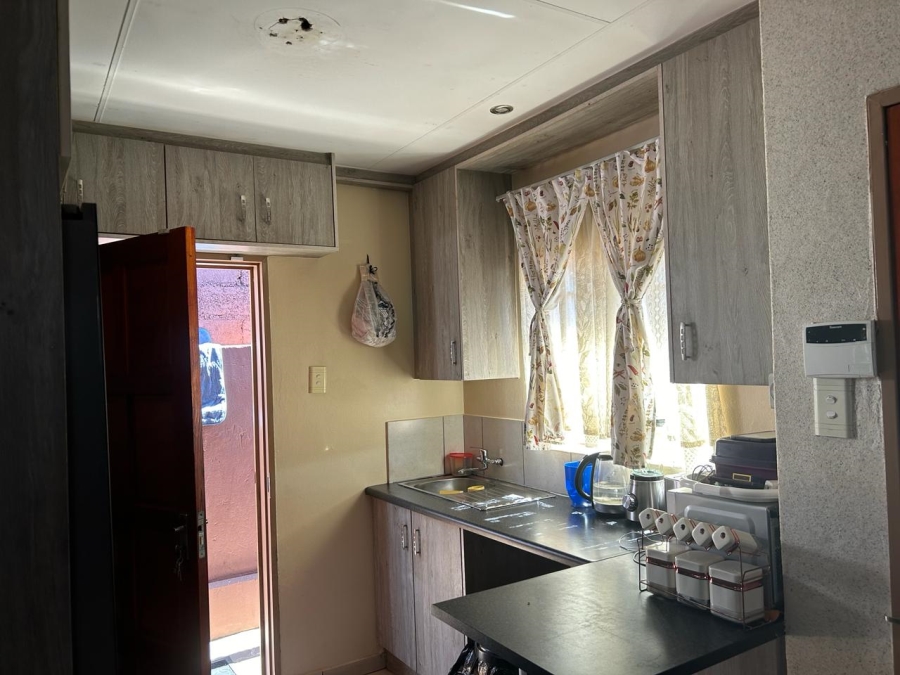 2 Bedroom Property for Sale in Clayville Gauteng