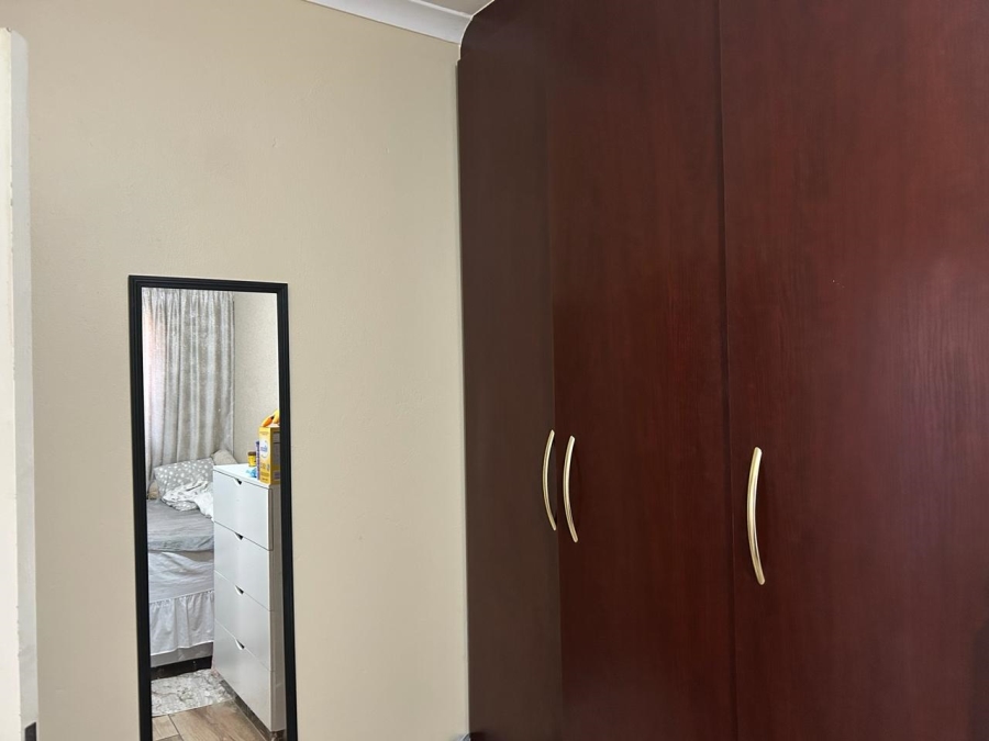 2 Bedroom Property for Sale in Clayville Gauteng