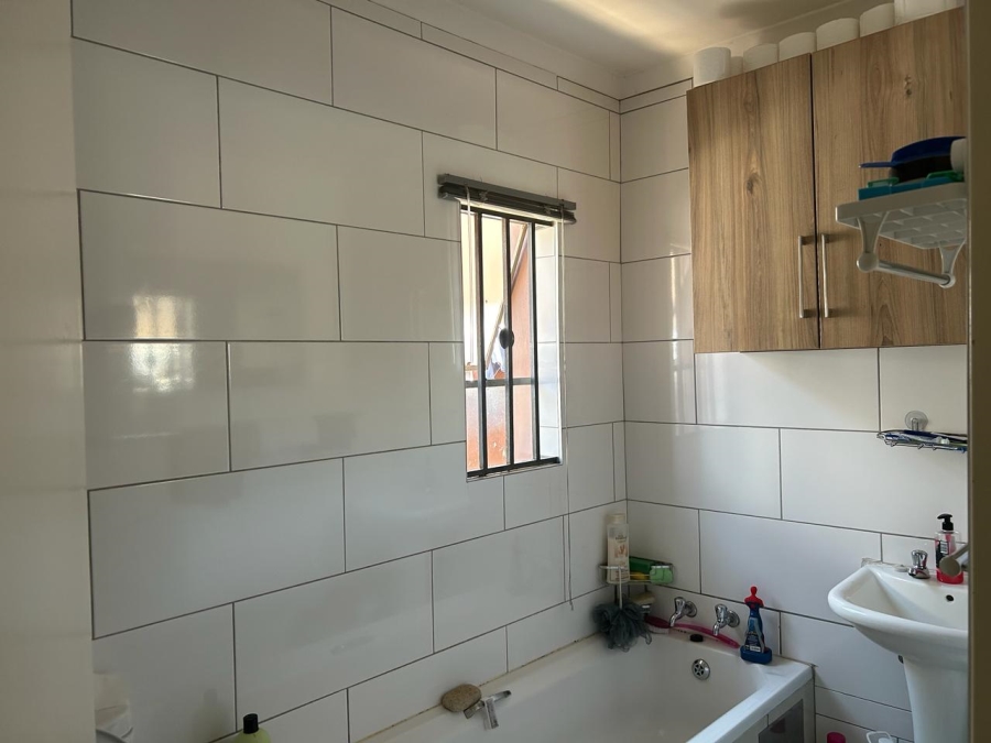 2 Bedroom Property for Sale in Clayville Gauteng
