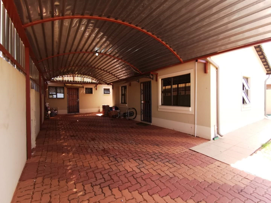 5 Bedroom Property for Sale in Protea Glen Gauteng