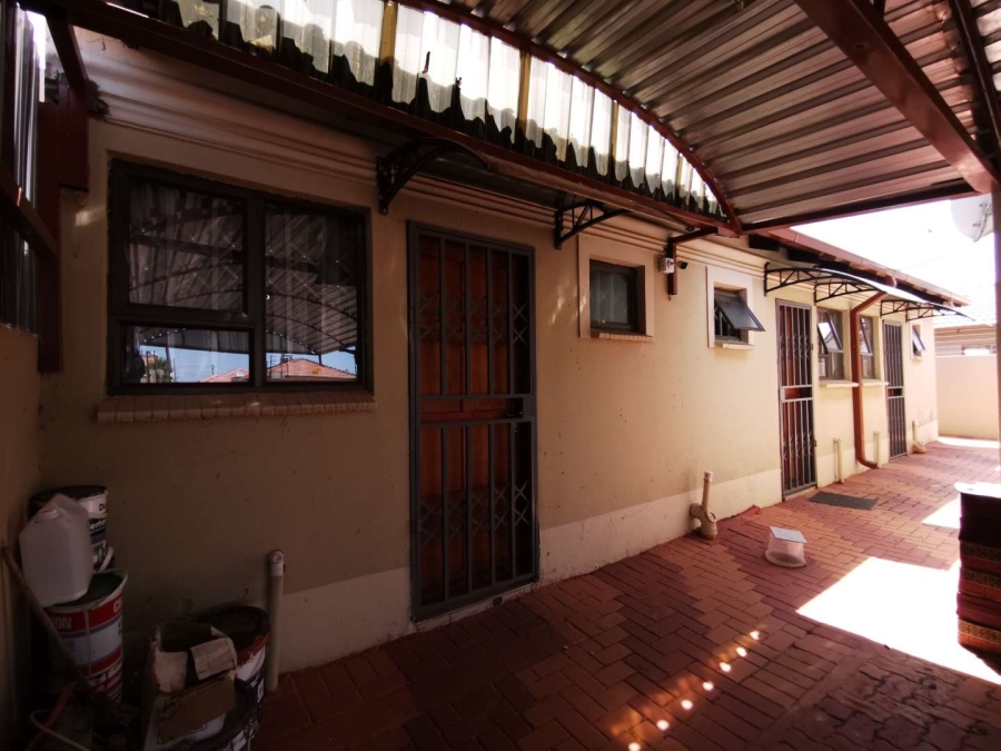 5 Bedroom Property for Sale in Protea Glen Gauteng