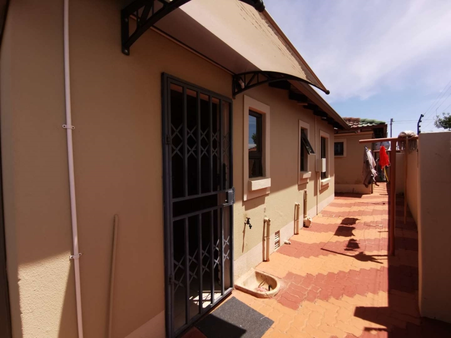 5 Bedroom Property for Sale in Protea Glen Gauteng