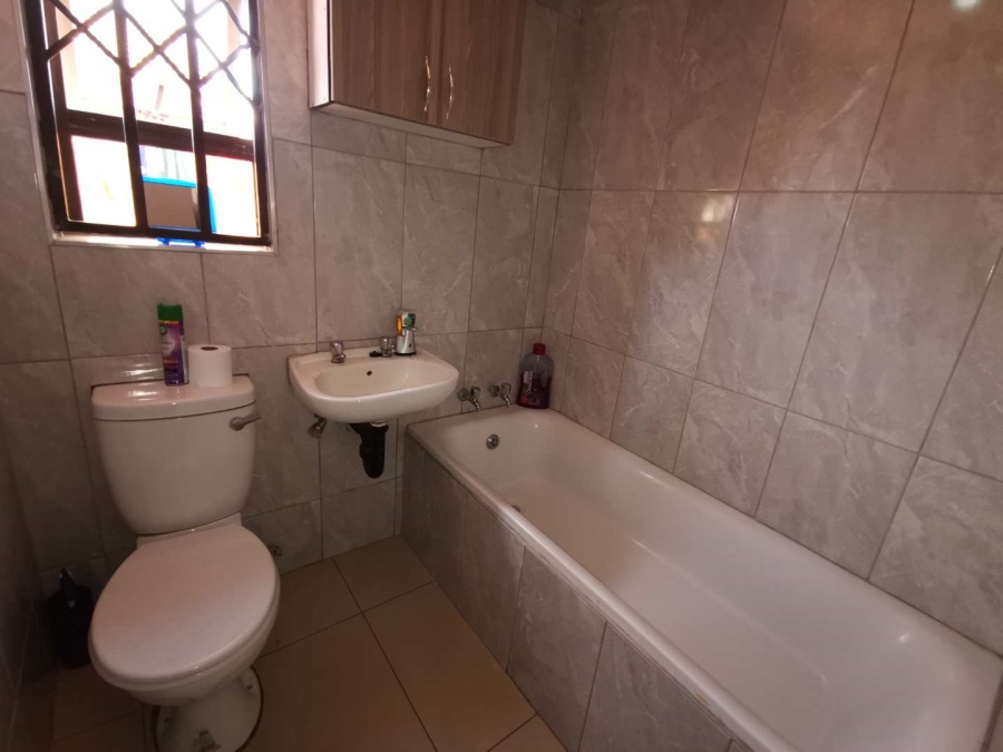 5 Bedroom Property for Sale in Protea Glen Gauteng