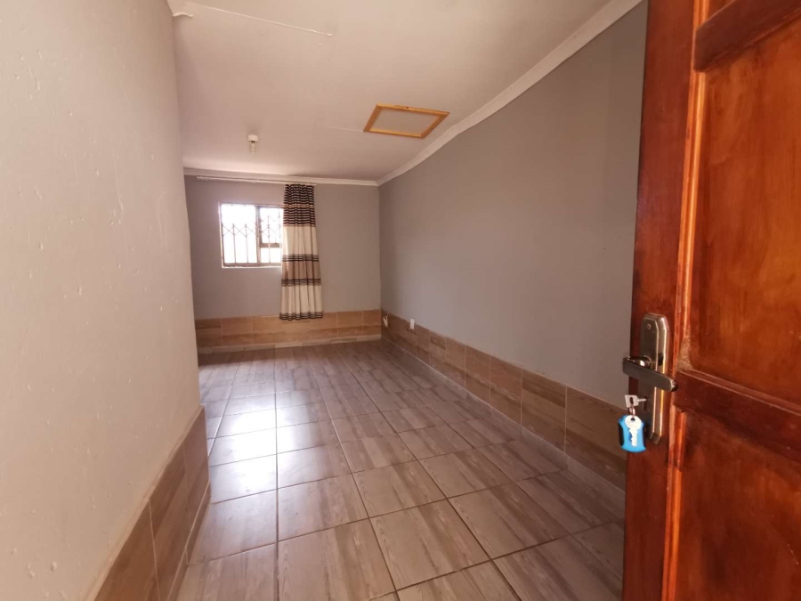 5 Bedroom Property for Sale in Protea Glen Gauteng