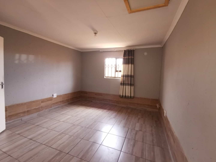 5 Bedroom Property for Sale in Protea Glen Gauteng
