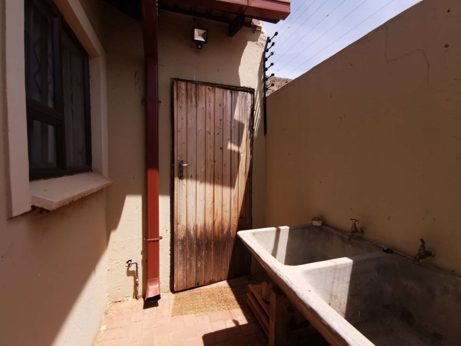 5 Bedroom Property for Sale in Protea Glen Gauteng