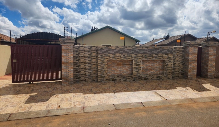 5 Bedroom Property for Sale in Protea Glen Gauteng