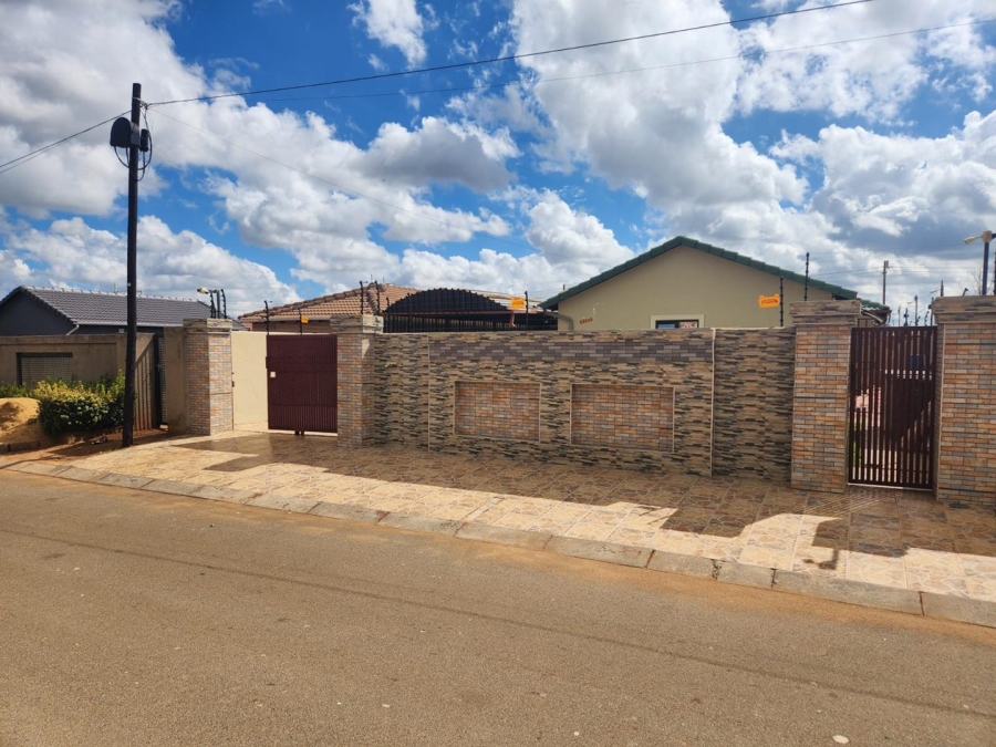 5 Bedroom Property for Sale in Protea Glen Gauteng