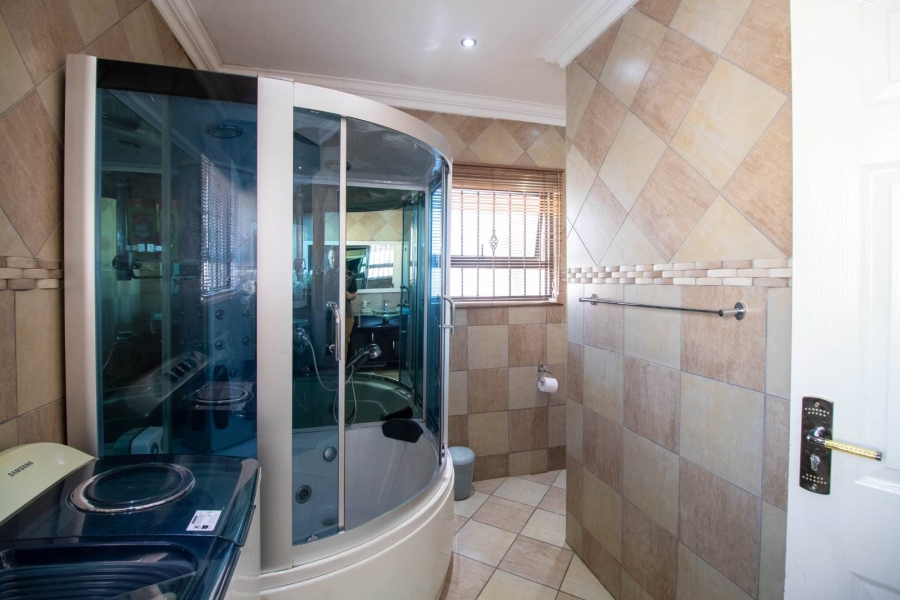 5 Bedroom Property for Sale in Lakefield Gauteng