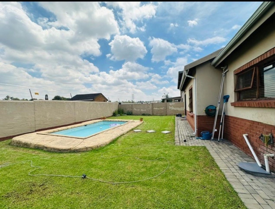 3 Bedroom Property for Sale in Verwoerdpark Gauteng