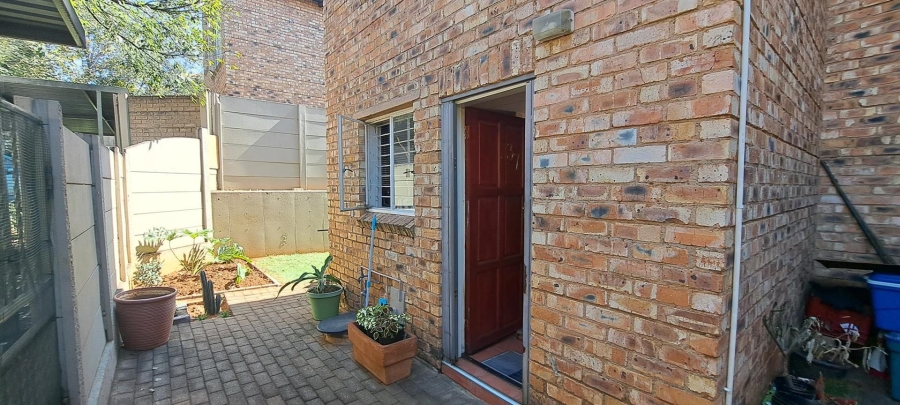 2 Bedroom Property for Sale in Sonneglans Gauteng