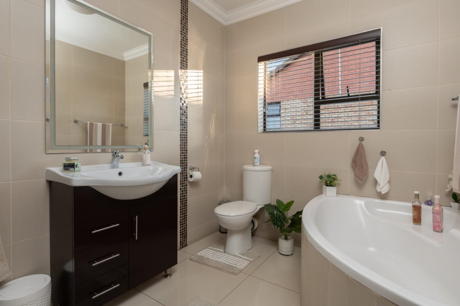 4 Bedroom Property for Sale in Brackenhurst Gauteng