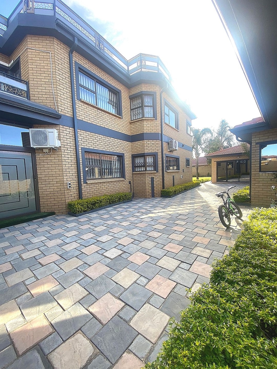 6 Bedroom Property for Sale in Lenasia Ext 7 Gauteng