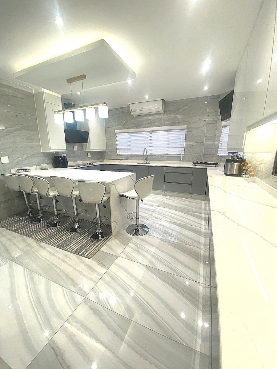 6 Bedroom Property for Sale in Lenasia Ext 7 Gauteng