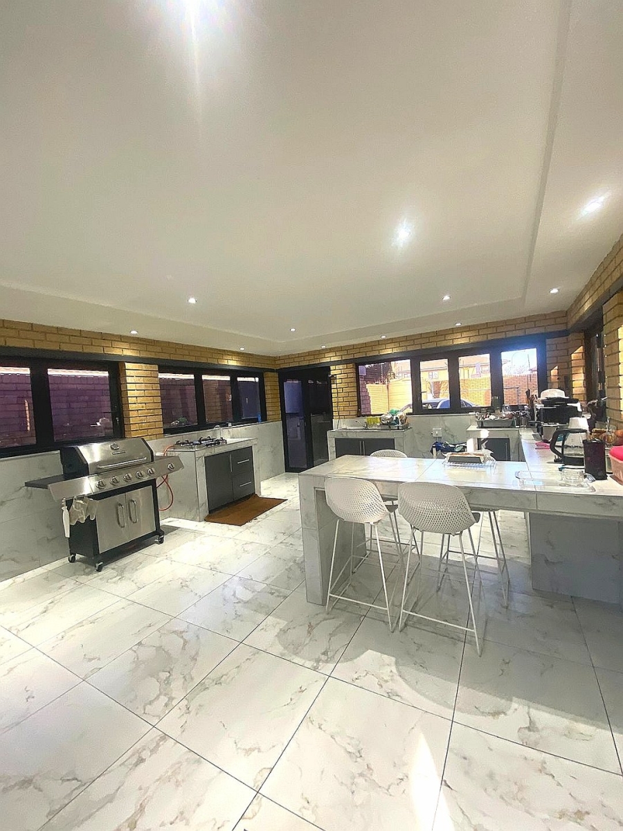 6 Bedroom Property for Sale in Lenasia Ext 7 Gauteng