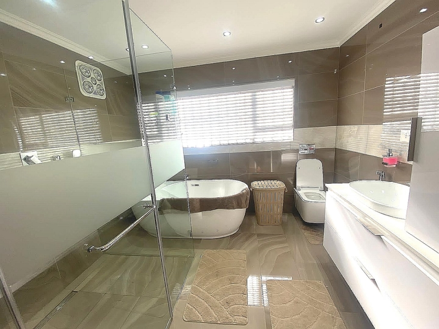 6 Bedroom Property for Sale in Lenasia Ext 7 Gauteng