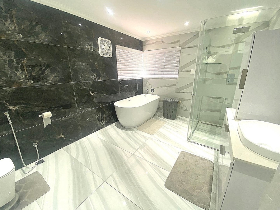 6 Bedroom Property for Sale in Lenasia Ext 7 Gauteng