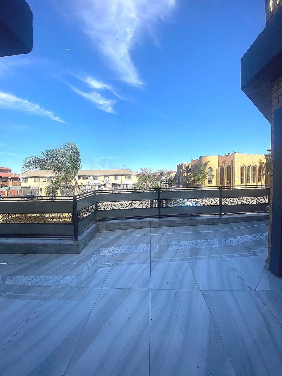 6 Bedroom Property for Sale in Lenasia Ext 7 Gauteng