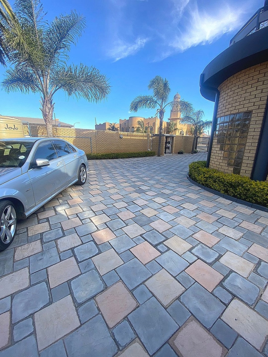 6 Bedroom Property for Sale in Lenasia Ext 7 Gauteng