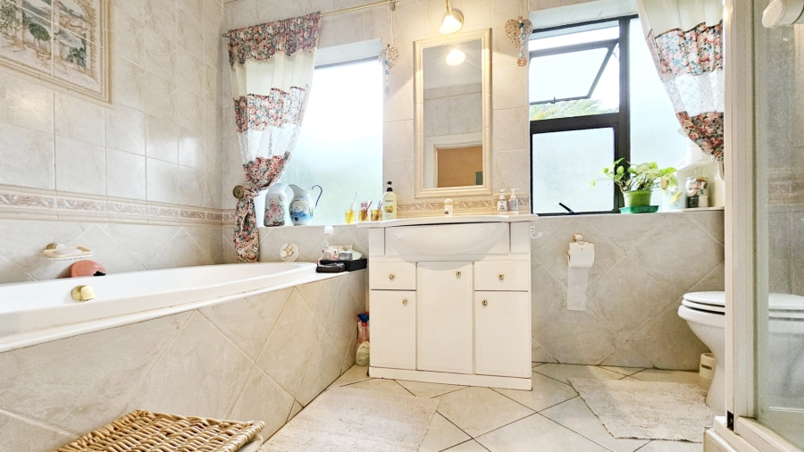 5 Bedroom Property for Sale in Three Rivers Gauteng