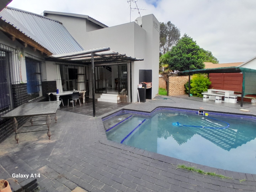 5 Bedroom Property for Sale in Sunair Park Gauteng