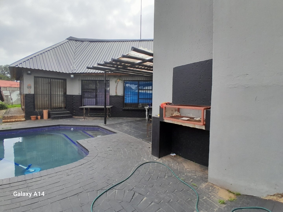 5 Bedroom Property for Sale in Sunair Park Gauteng