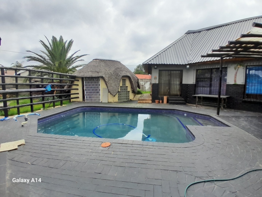 5 Bedroom Property for Sale in Sunair Park Gauteng