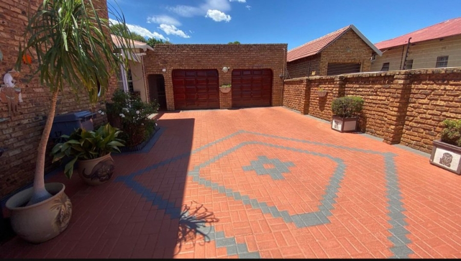 4 Bedroom Property for Sale in Carletonville Central Gauteng