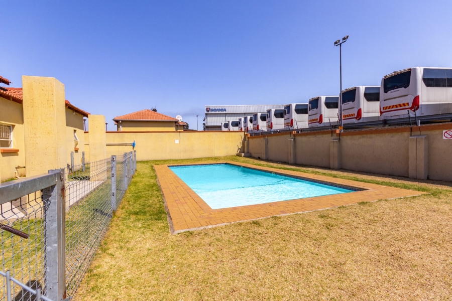To Let 2 Bedroom Property for Rent in Ormonde View Gauteng